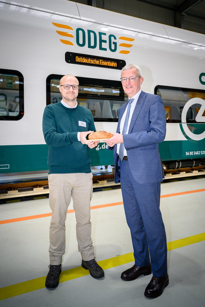 V.l.n.r.: Lars Gehrke, Geschäftsführer ODEG, Guido Beermann, Minister für Infrastruktur und Landesplanung des Landes Brandenburg.