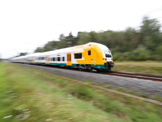 DESIRO HC Außenaufnahme, schnelle Durchfahrt